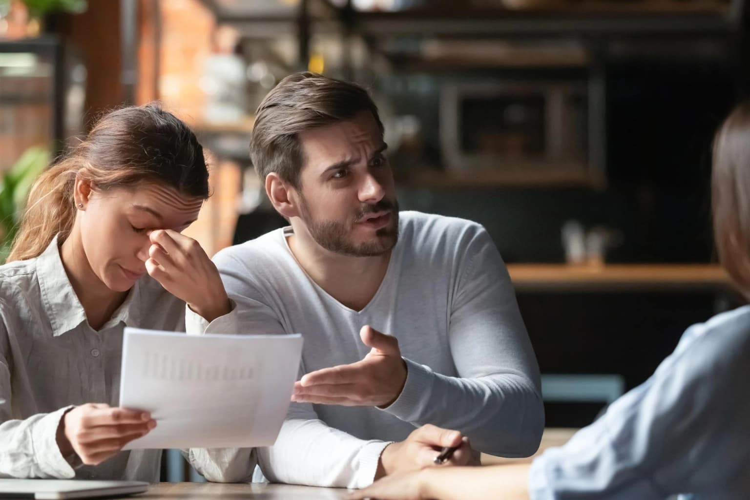 Propriétaire en réflexion devant un devis, éviter la pression commerciale